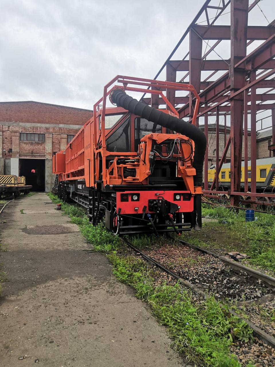 Compelvac 500 RD rail-mounted track vacuum loader