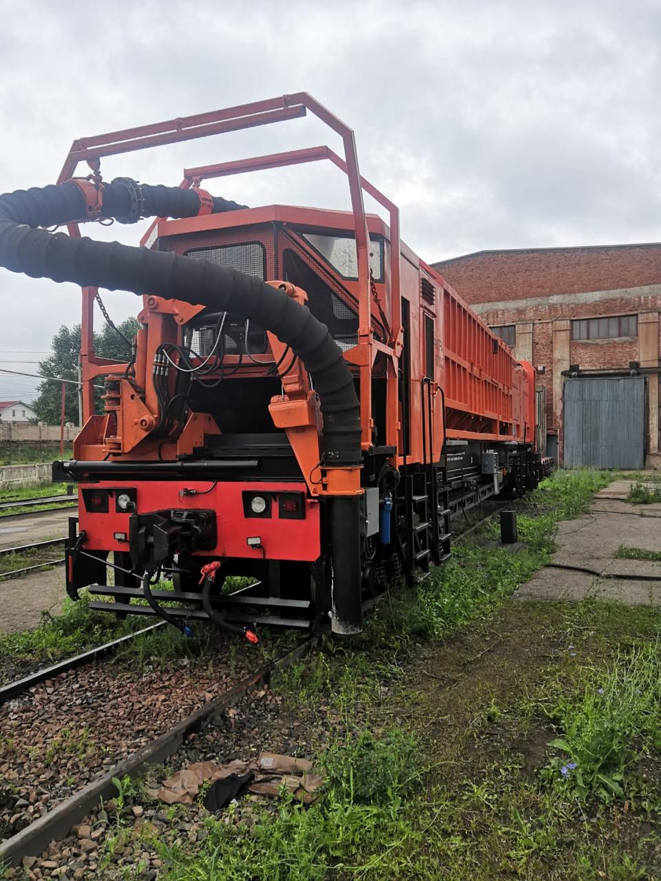 Compelvac 500 RD rail-mounted track vacuum loader