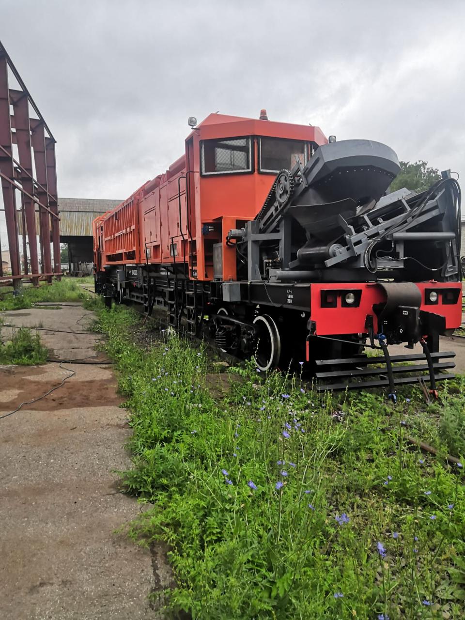 Compelvac 500 RD rail-mounted track vacuum loader