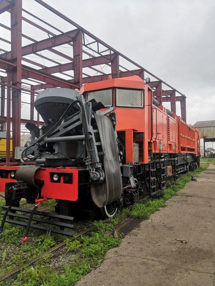 Compelvac 500 RD rail-mounted track vacuum loader